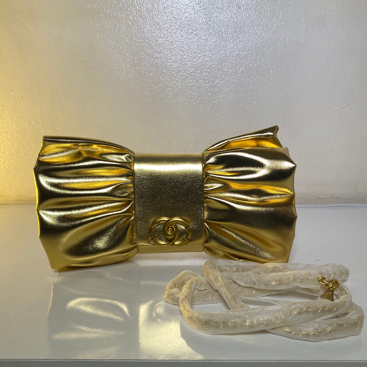 CHANEL - Trousse de fête cuir dorée