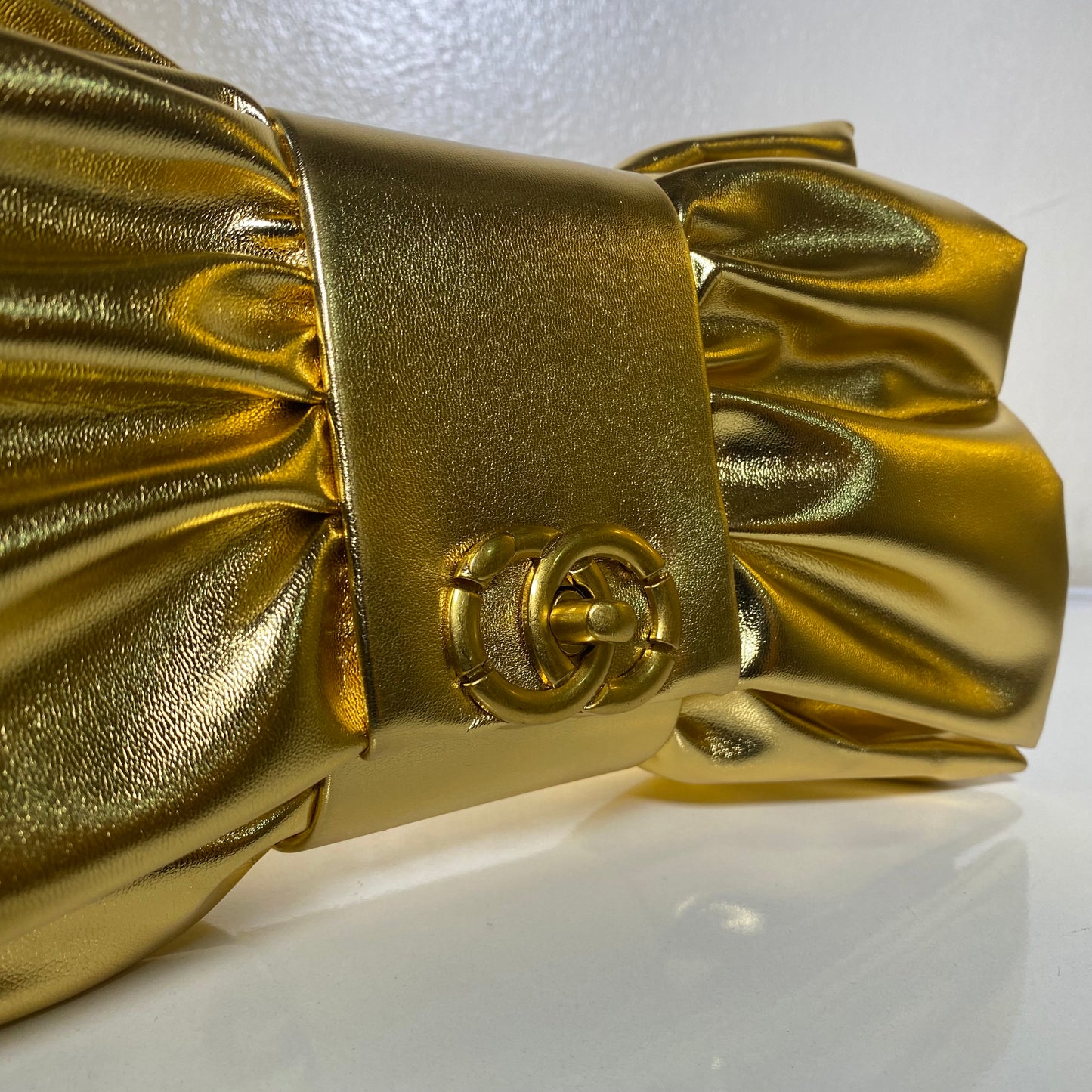 CHANEL - Trousse de fête cuir dorée